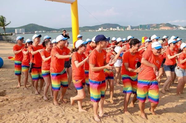 Nổi bần bật với 3 mẫu quần áo nhóm đi biển đẹp 3